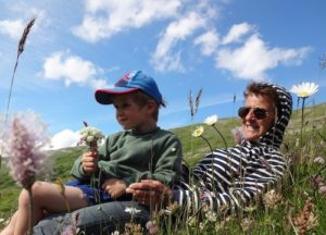 balade nature en famille, apprendre les plantes, plantes sauvages, fleurs sauvages, promenade dans les bauges