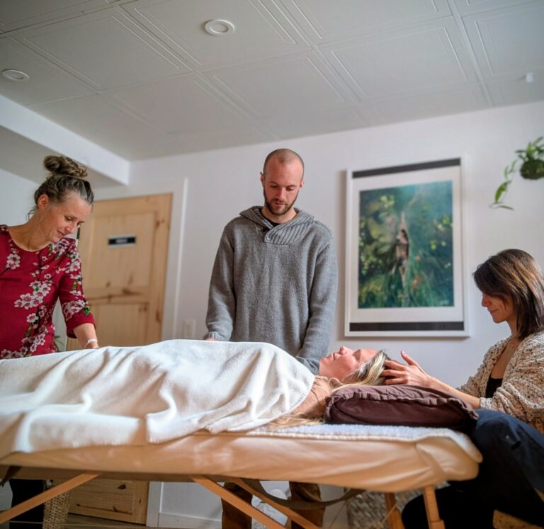 soin énergétique avec trois thérapeutes, libération émotionnel, tzifa, shiatsu, language de lumière, reiki